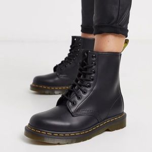 [SOLD] MARTENS CLASSIC SMOOTH
